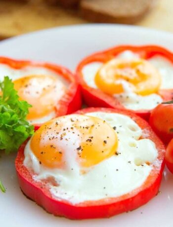 Завтрак — жареная яичница в перце