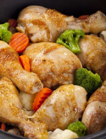 Жареные куриные голени с овощами