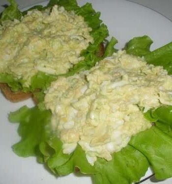 ПП бутерброды с листом салата и намазкой из авокадо, сыра и яиц