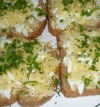 ПП бутерброды с яйцом, сыром и свежей зеленью