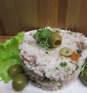 Салат из запеченной рыбы и риса