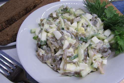 Салат с морской капустой и огурцом