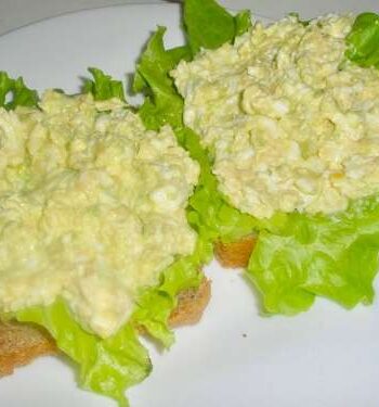 Бутерброды с намазкой из авокадо, сыра и яйца