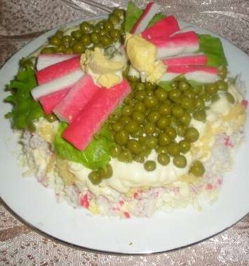 Слоеный салат из крабовых палочек с сыром, зеленым горошком и яйцом