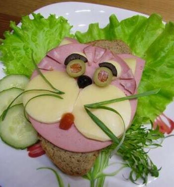 Котик из вареной колбасы для детских бутербродов