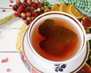 Витаминный чай из листьев черной смородины и груши