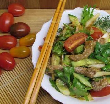 Теплый салат с мясом и овощами в остром соусе без майонеза