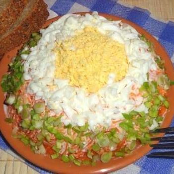 Салат с отварной горбушей и рисом