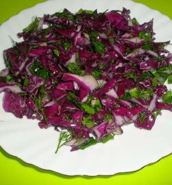 Салат из краснокочанной капусты с чесноком и свежей зеленью