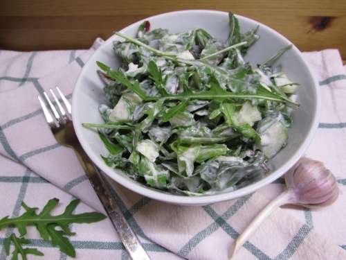 Салат из огурцов и зелени микс с заправкой из натурального йогурта