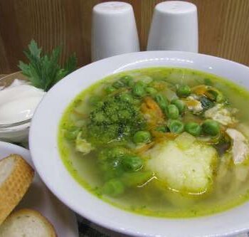 Куриный суп с брокколи, капустой и горошком