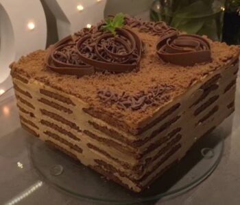 Торт без выпечки из печенья, сметаны и вареной сгущенкой