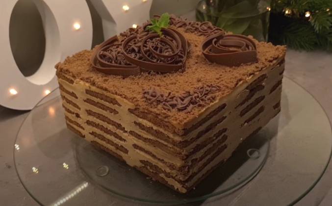 Торт без выпечки из печенья, сметаны и вареной сгущенкой