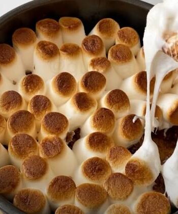 Десерт Смор: маршмеллоу с шоколадом и печеньем в духовке