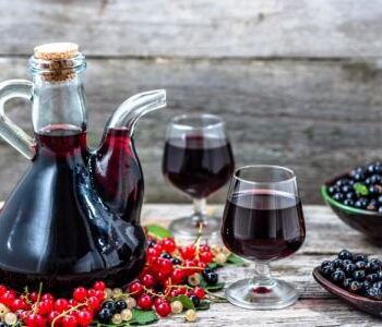 Домашнее вино из черной смородины: 3 простых рецепта