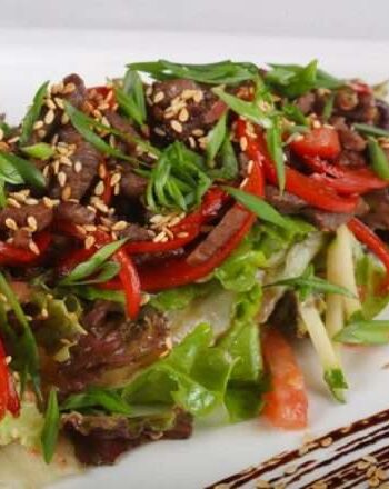 Тайский теплый салат с говядиной и пекинской капустой