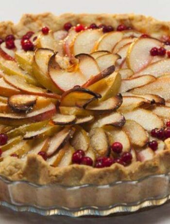 Яблочный пирог с брусникой