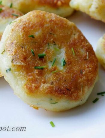 Простые картофельные котлеты на сковороде – лепешки с сыром и луком
