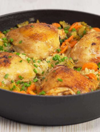 Румяная курица и рис в одной сковороде