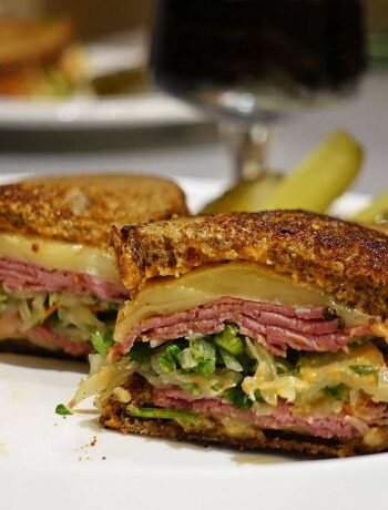 Рубен сэндвич (Reuben Sandwich) с кусочками пастрами, квашеной капустой и сыром