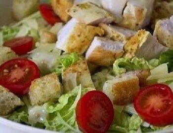 Салат цезарь с курицей и сухариками — 10 простых рецептов