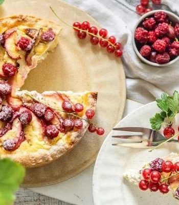 Заливной пирог с ягодами, сметаной и творогом