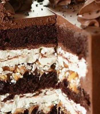 Шоколадный торт сникерс с карамелью в домашних условиях