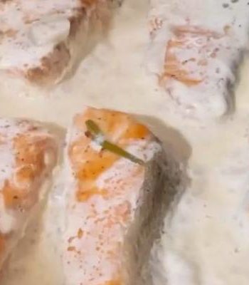 Жаренная красная рыба в сливочном соусе на сковороде