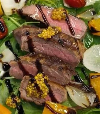 Видео-рецепт приготовления тёплого салата с говядиной и овощами