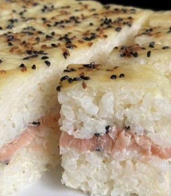Запеченный суши торт с красной рыбой