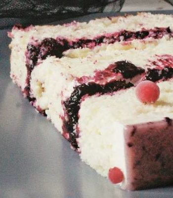 Бисквитный торт с брусникой
