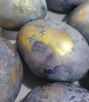 Видео-рецепт приготовления: как покрасить космические яйца в каркаде на пасху