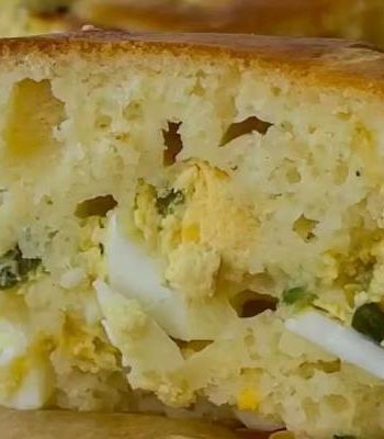 Заливной пирог с луком, яйцом и сыром