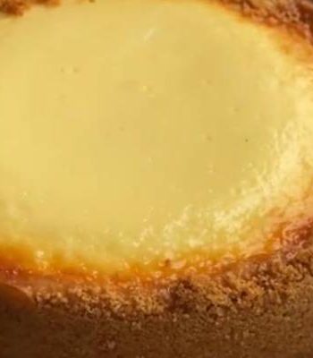 Пирог сметанник с основой из печенья с выпечкой в духовке