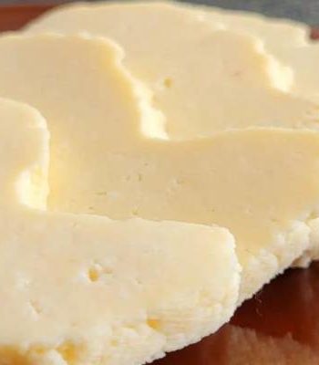 Домашний сыр сулугуни из молока, сметаны и яйца