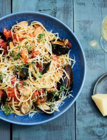 Спагетти с мидиями и свежими помидорами