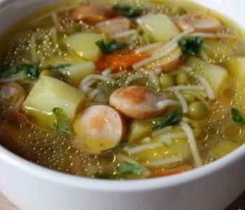 Видео-рецепт быстрого супа с сосисками, вермишелью и зеленым горошком