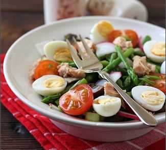 Салат со спаржей , тунцом и перепелиными яйцами