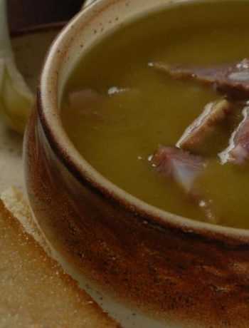 Гороховый суп-пюре с копченостями и чесночными тостами