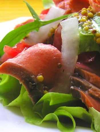 Теплый салат из лосося с медово-горчичной заправкой