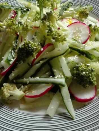 Салат с огурцом, редисом и брокколи