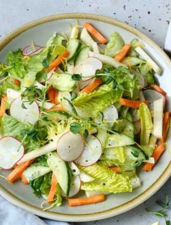 Салат из романо с хрустящими овощами