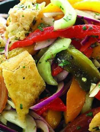 Салат из печеных и свежих овощей с чиабаттой