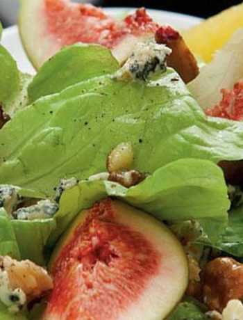 Зеленый салат с инжиром, горгонзолой и грецкими орехами
