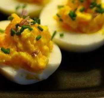 Видео-рецепт фаршированных яиц с горчицей и зеленым луком