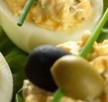 Видео-рецепт фаршированных яиц с каперсами и анчоусами по-средиземноморски