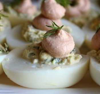 Видео-рецепт фаршированных яиц с мягким творогом и лососевой пастой