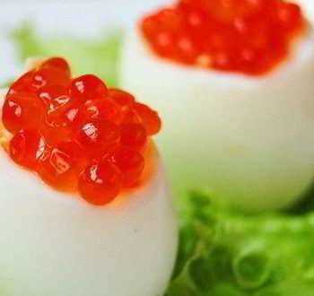 Видео-рецепт яиц, фаршированных суфле из семги и красной икры
