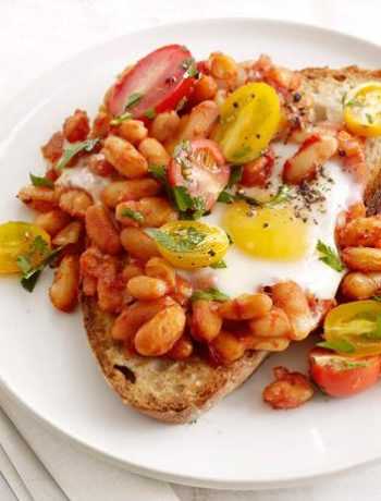 Запеченная яичница-глазунья с фасолью и помидорами на тосте