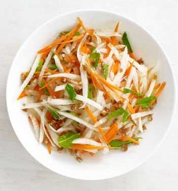 Салат из моркови и хикамы